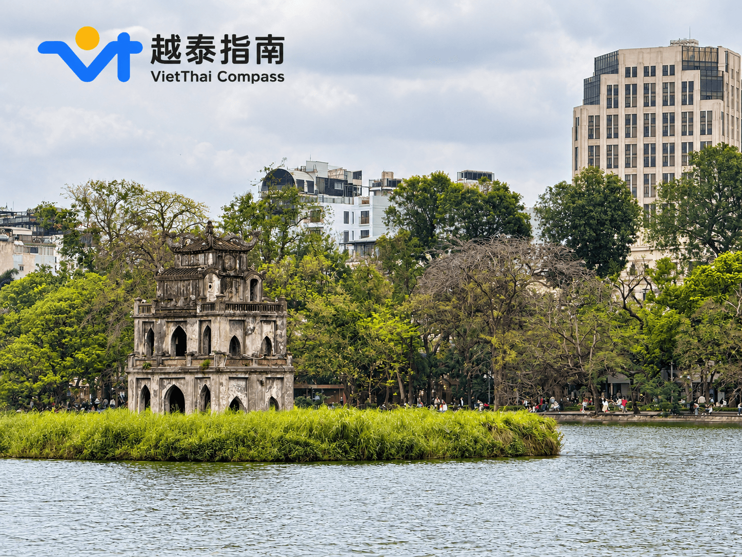 河內還劍湖與龜塔(Tháp Rùa)景觀,是探索三十六古街的熱門起點。圖片製作:越泰指南 VietThai Compass。