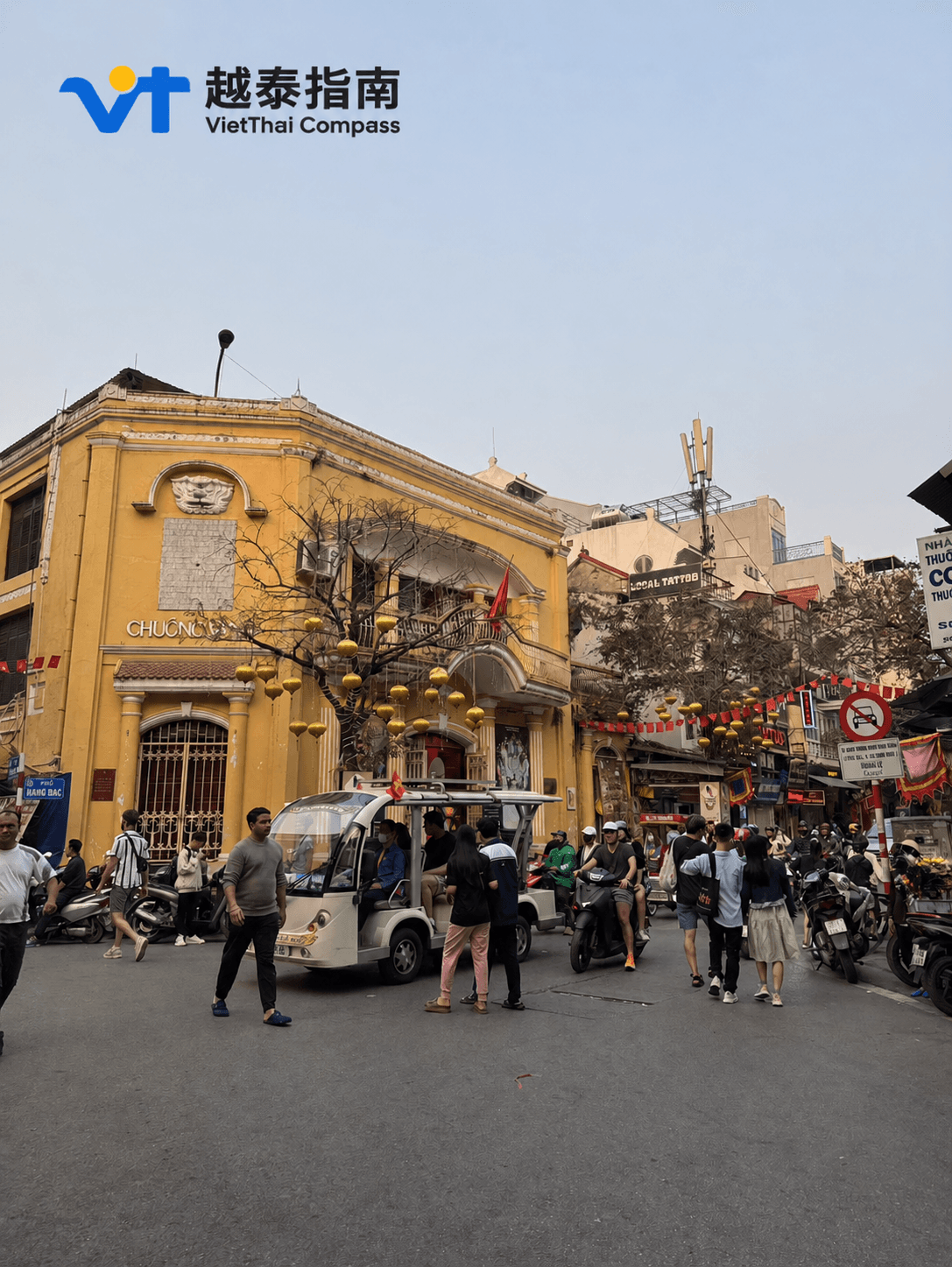 河內三十六古街銀器街 Hàng Bạc 街景與黃色老建築|越泰指南 VietThai Compass